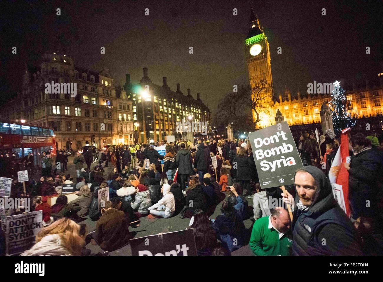 1er décembre 2015 - des milliers de manifestants se rassemblent sur la place du Parlement et défilent dans le centre de Londres pour demander au gouvernement britannique de ne pas prendre part à une intervention militaire et à une frappe aérienne en Syrie avant que le parlement ne vote pour la décision le lendemain. De nombreux manifestants bloquent plus tard la route devant le parlement, des affrontements ont éclaté alors que la police tente de dégager la route pour la circulation. Plusieurs manifestants ont été arrêtés. 1er décembre 2015. (Crédit image : © Geovien So via ZUMA Wire) Banque D'Images