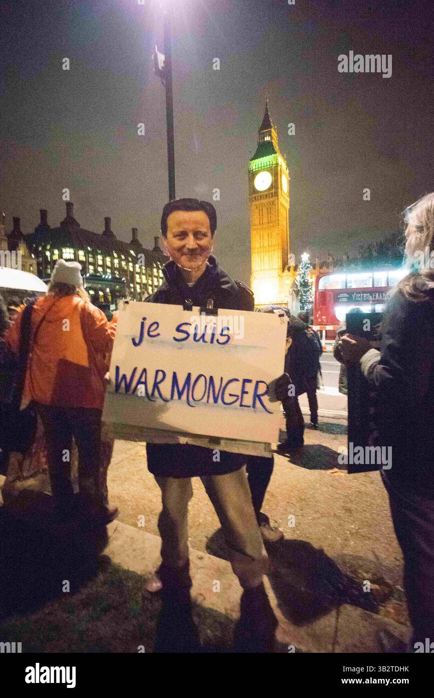 1er décembre 2015 - des milliers de manifestants se rassemblent sur la place du Parlement et défilent dans le centre de Londres pour demander au gouvernement britannique de ne pas prendre part à une intervention militaire et à une frappe aérienne en Syrie avant que le parlement ne vote pour la décision le lendemain. De nombreux manifestants bloquent plus tard la route devant le parlement, des affrontements ont éclaté alors que la police tente de dégager la route pour la circulation. Plusieurs manifestants ont été arrêtés. 1er décembre 2015. (Crédit image : © Geovien So via ZUMA Wire) Banque D'Images