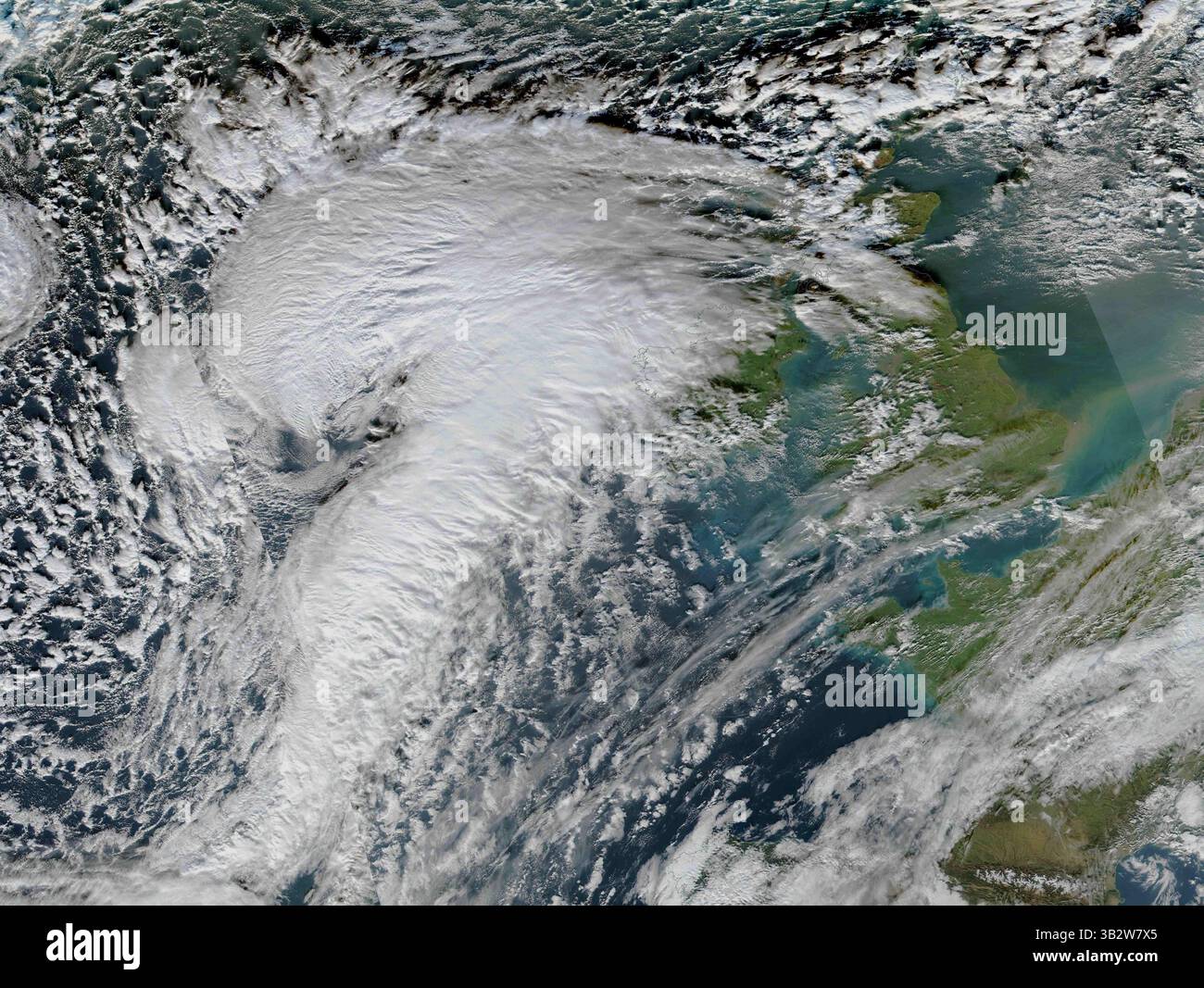 19 décembre 2015 - TERRE Océan Atlantique Nord -- 23 décembre 2015 -- Noël Eva...cette image satellite des instruments MODIS de la NASA Terra et Aqua montre une grande dépression appelée tempête Eva - approchant des îles Britanniques. Le UK met Office a déclaré : ''entrer dans le réveillon de Noël, un système à basse pression - Storm Eva - au nord-ouest du Royaume-Uni apportera un temps humide et venteux pour la plupart, avec des rafales ou de violentes rafales dans le nord-ouest du Royaume-Uni et peut-être localement des vents de force tempête sur certaines parties des Hébrides extérieures,''' (Credit image : © NASA via ZUMA Press) Banque D'Images