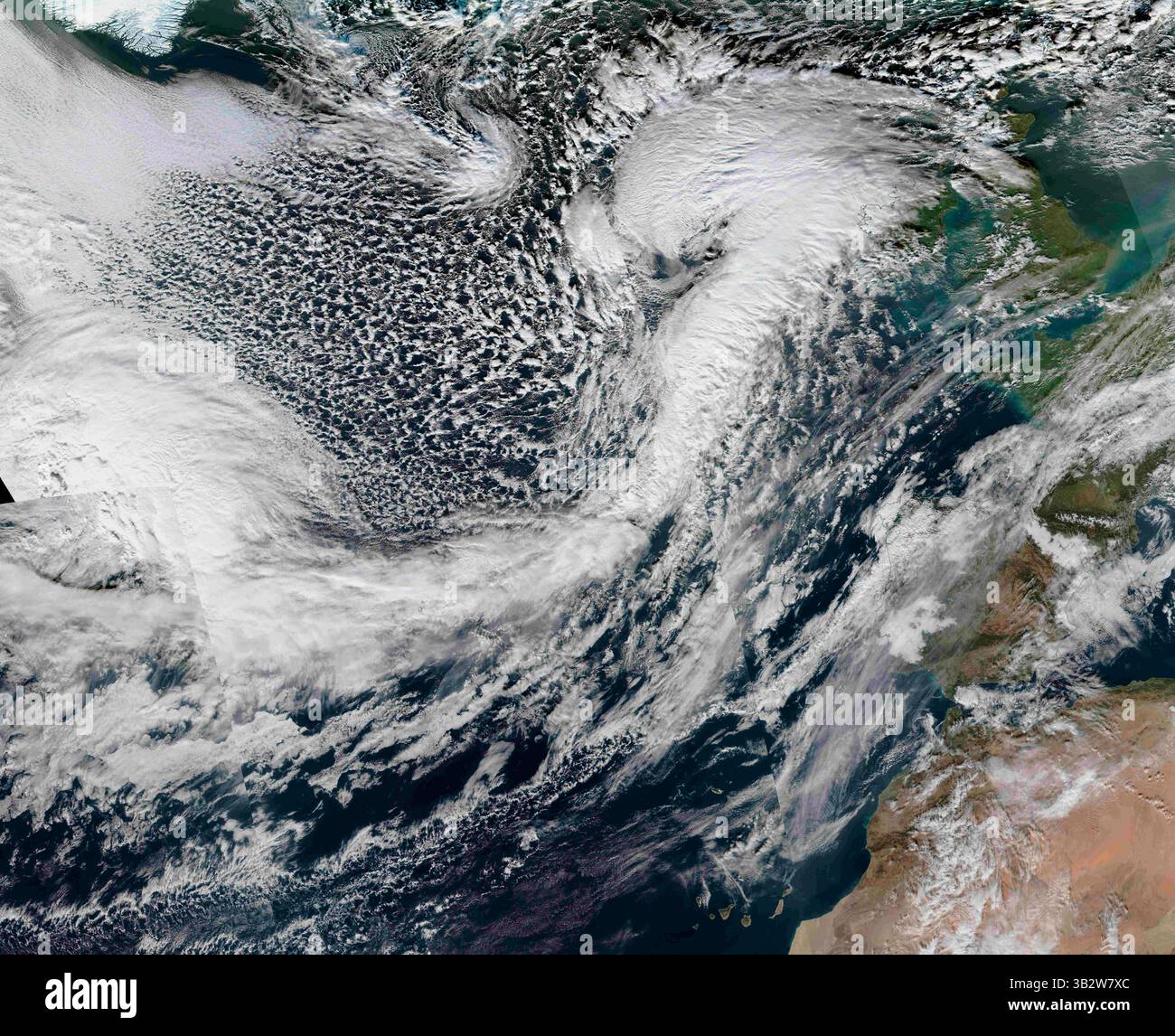 19 décembre 2015 - TERRE Océan Atlantique Nord -- 23 décembre 2015 -- Noël Eva...cette image satellite des instruments MODIS de la NASA Terra et Aqua montre une grande dépression appelée tempête Eva - approchant des îles Britanniques. Le UK met Office a déclaré : ''entrer dans le réveillon de Noël, un système à basse pression - Storm Eva - au nord-ouest du Royaume-Uni apportera un temps humide et venteux pour la plupart, avec des rafales ou de violentes rafales dans le nord-ouest du Royaume-Uni et peut-être localement des vents de force tempête sur certaines parties des Hébrides extérieures,''' (Credit image : © NASA via ZUMA Press) Banque D'Images