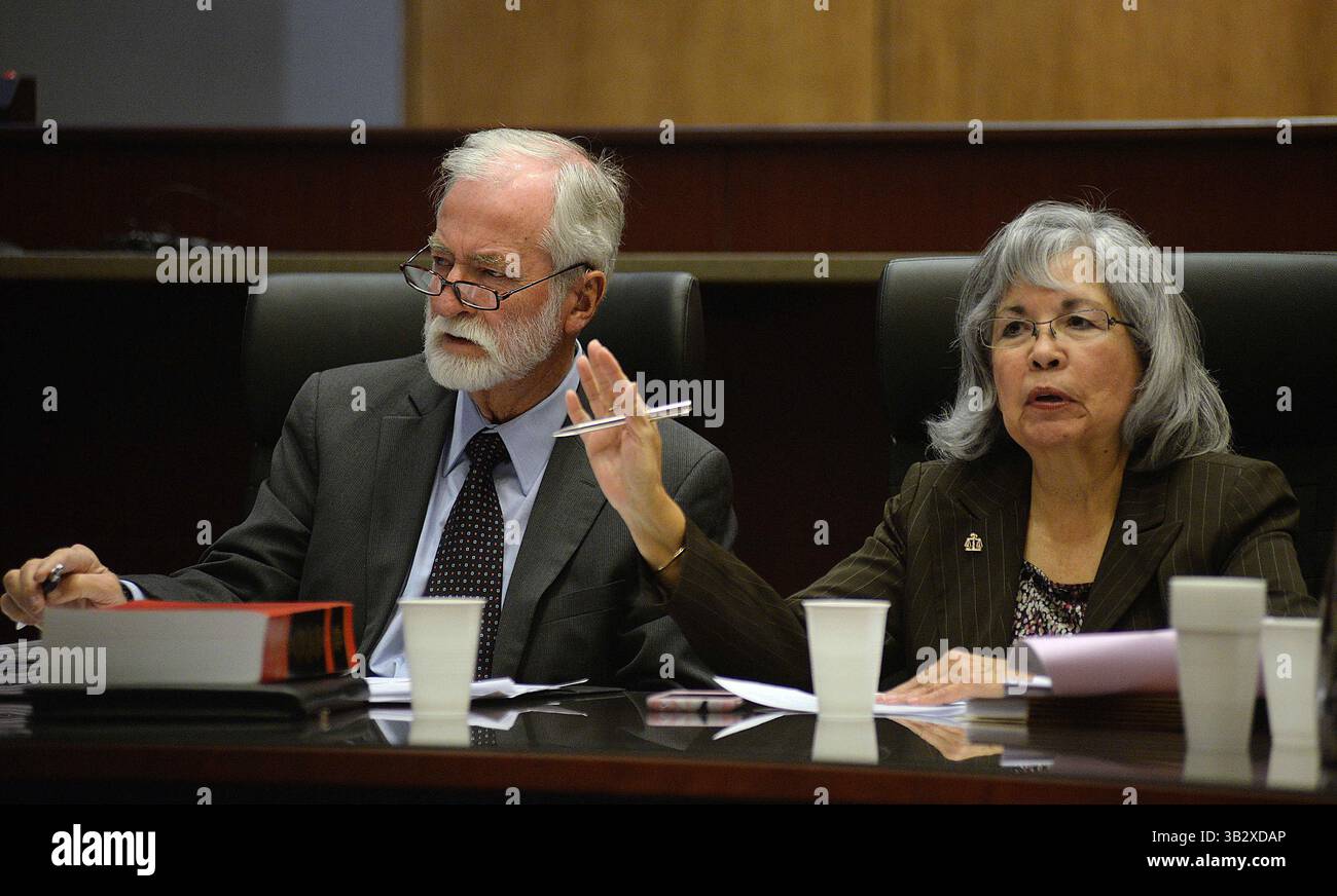 Dec. 8, 2015 - Albuquerque, NOUVEAU MEXIQUE, États-Unis - 120815.a gauche Nouveau Mexique juge de la Cour suprême Charles Daniels,,écoute pendant que le juge Petra Maez, , fait un point lors de la réunion avec des représentants du bureau du procureur du district, police d'Albuquerque , département du shérif du comté de Bernalillo et bureaux de droit du défenseur public pour discuter des amendements proposés à l'ordonnance de gestion de cas dans le 2ème district judiciaire. . Photographié le mardi 8 décembre 2015 . /Adolphe Pierre-Louis/Journal. (Crédit image : © Adolphe Pierre-Louis/Albuquerque Journal via ZUMA Wire) Banque D'Images
