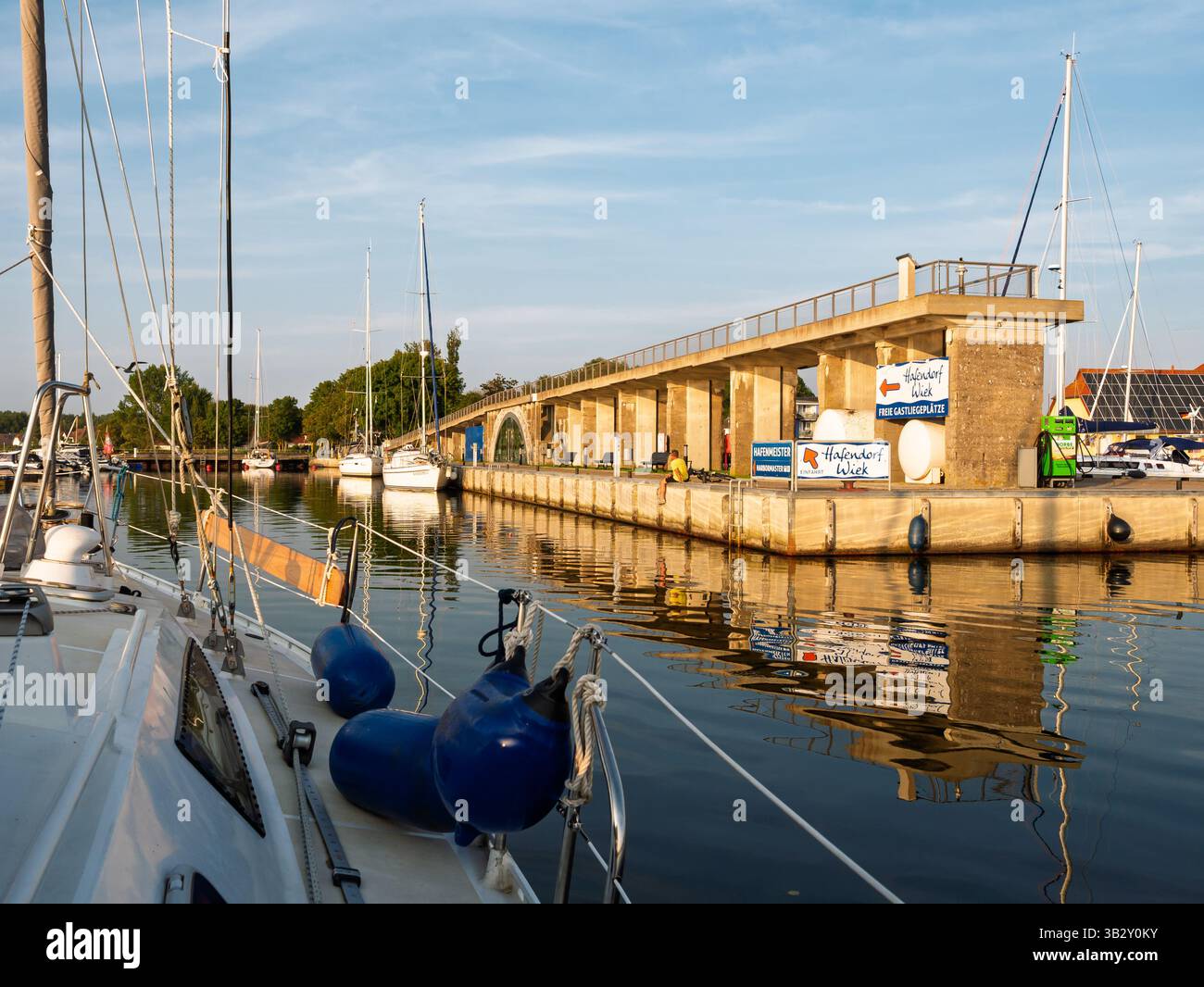 Wiek Chalk Bridge, structure en béton non finie de 1914, maintenant promenade flottante dans le port de Wiek sur Rügen, Mecklembourg-Poméranie occidentale, Allemagne Banque D'Images