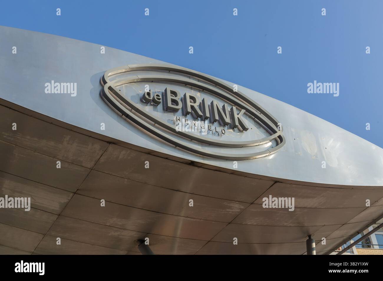 Panneau d'entrée moderne du centre commercial 'de Brink' à Hengelo, pays-Bas, avec une typographie audacieuse sur une structure métallique élégante contre un SK bleu clair Banque D'Images