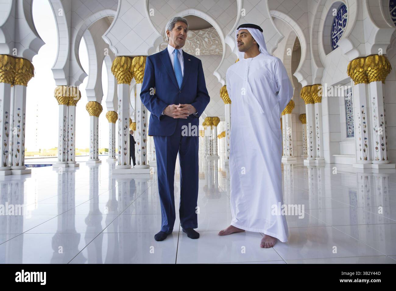 23 novembre 2015 - Abu Dhabi, Emirats ARABES UNIS - debout sans chaussures en signe de respect dans la mosquée, le secrétaire d'État américain John Kerry, à gauche, et le ministre émirien des Affaires étrangères Abdullah bin Zayed Al Nahyan s'adressent aux médias après avoir visité la Grande mosquée Cheikh Zayed à Abu Dhabi, Emirats Arabes Unis, le lundi 23 novembre 2015. (Crédit image : © Prensa Internacional via ZUMA Wire) Banque D'Images