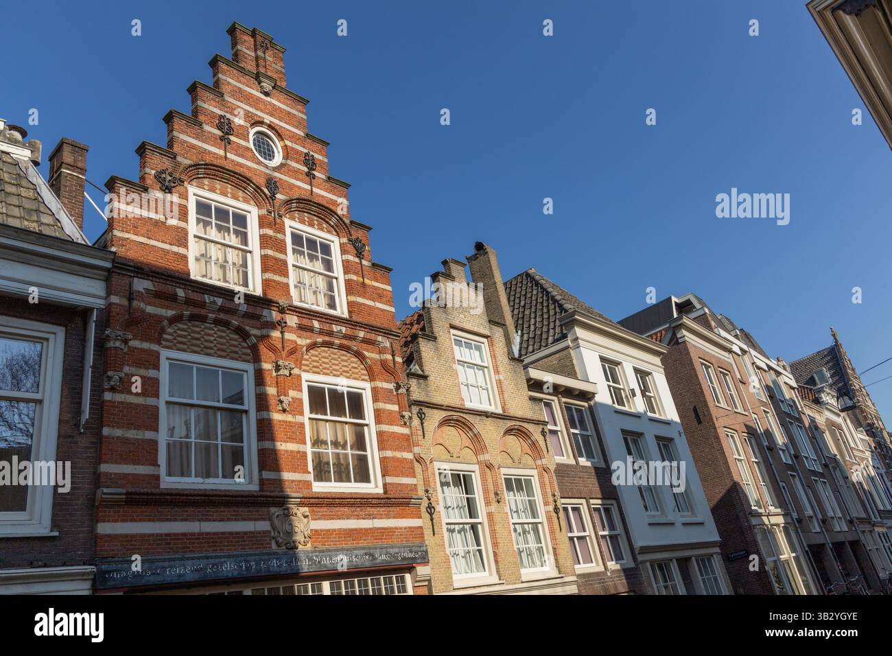 Bâtiments historiques avec un fond de ciel bleu à Dordrecht Banque D'Images