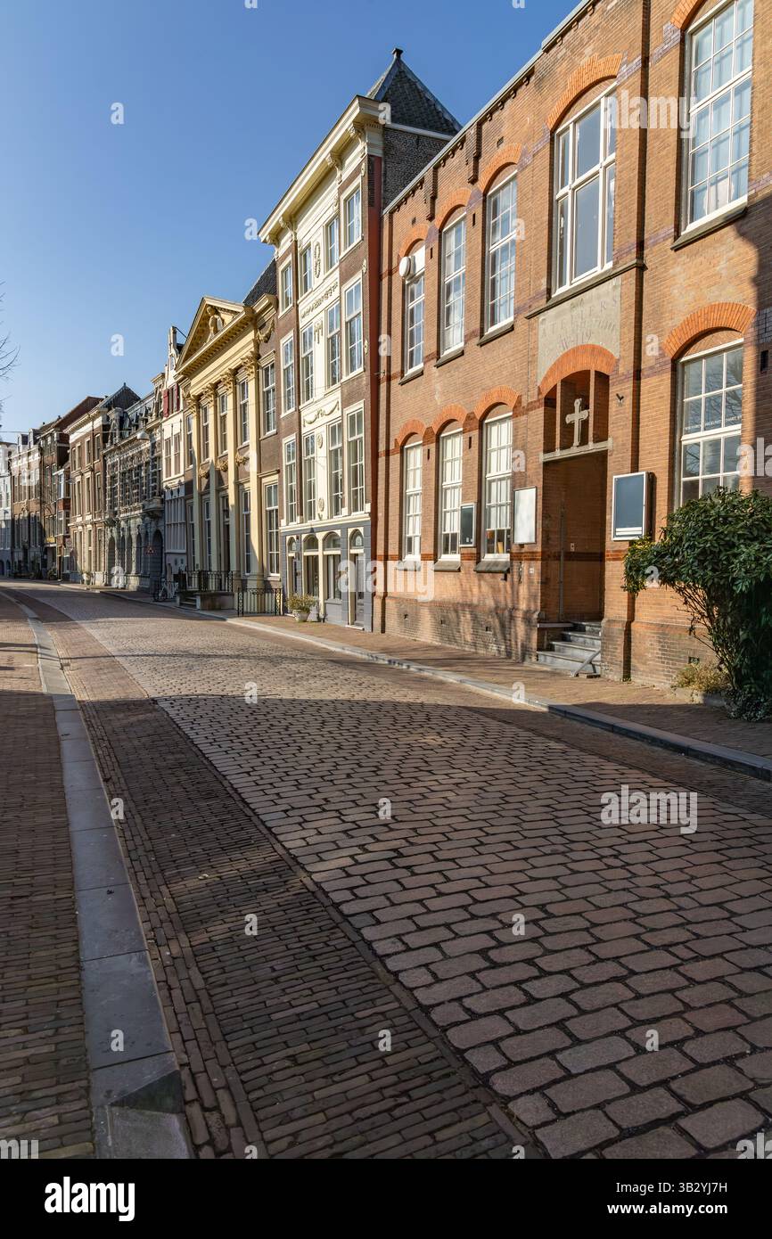 Rue historique et bâtiments à Dordrecht. Banque D'Images