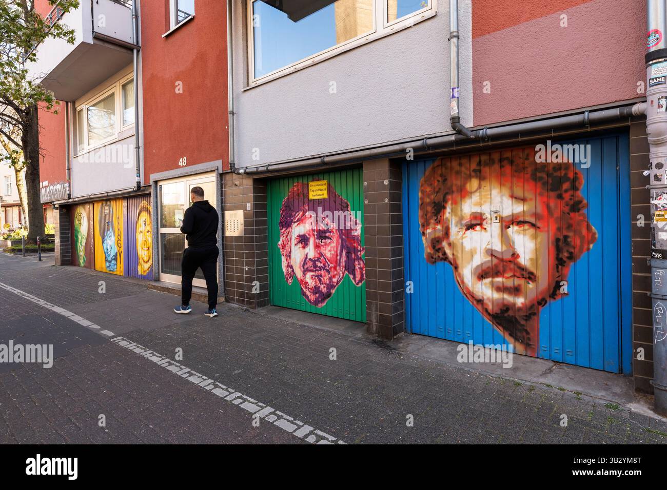 Personnalités de Cologne Tommy Engel et Wolfgang Niedecken peints sur des portes de garage de la rue Krefelder, Cologne, Allemagne. Die Koelner Persoenlichkeiten Banque D'Images