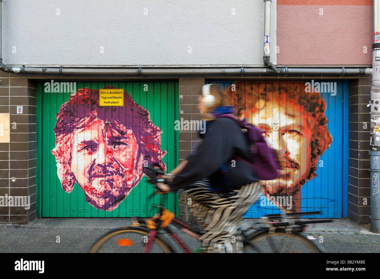 Personnalités de Cologne Tommy Engel et Wolfgang Niedecken peints sur des portes de garage de la rue Krefelder, Cologne, Allemagne. Die Koelner Persoenlichkeiten Banque D'Images