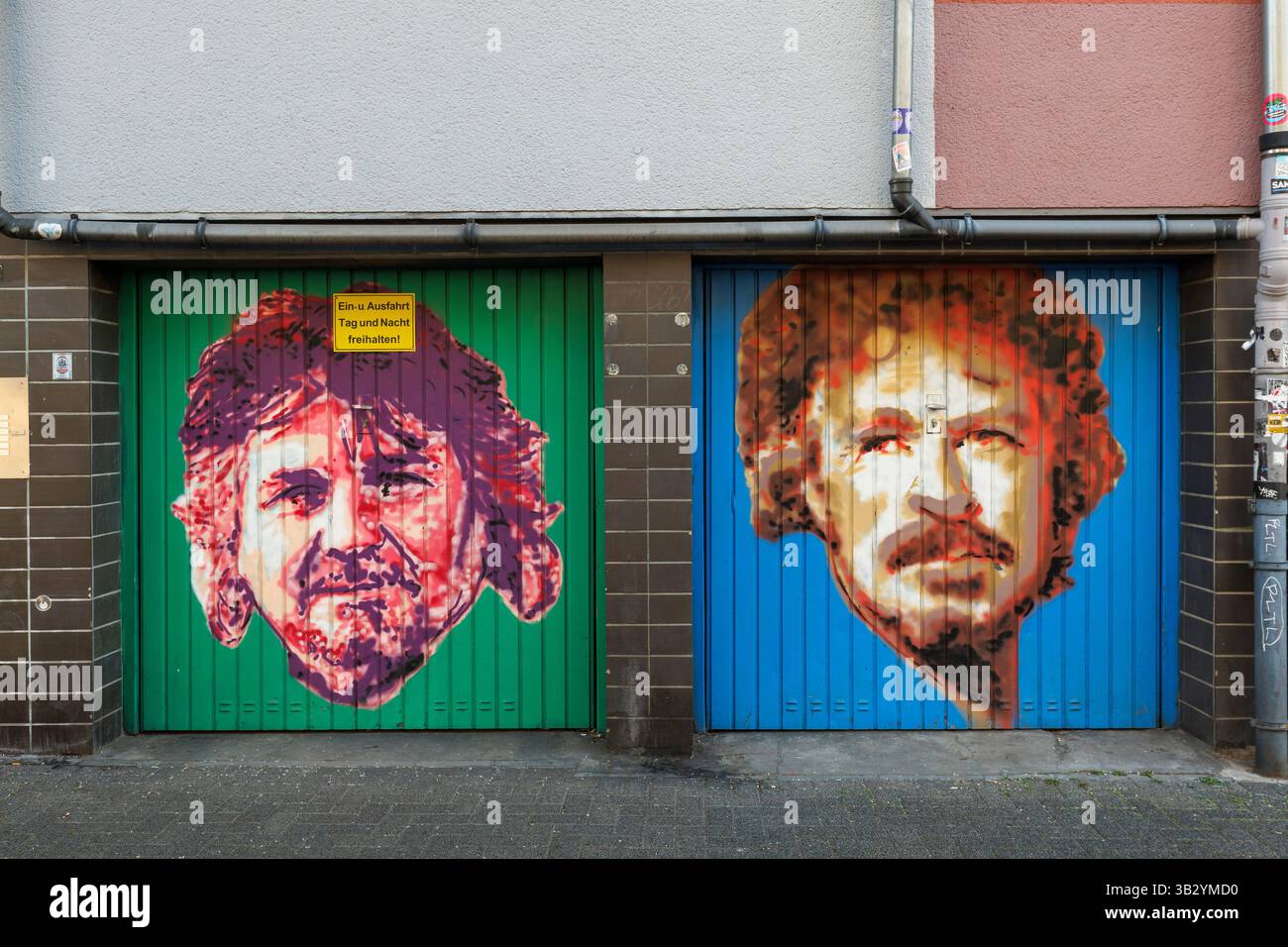 Personnalités de Cologne Tommy Engel et Wolfgang Niedecken peints sur des portes de garage de la rue Krefelder, Cologne, Allemagne. Die Koelner Persoenlichkeiten Banque D'Images