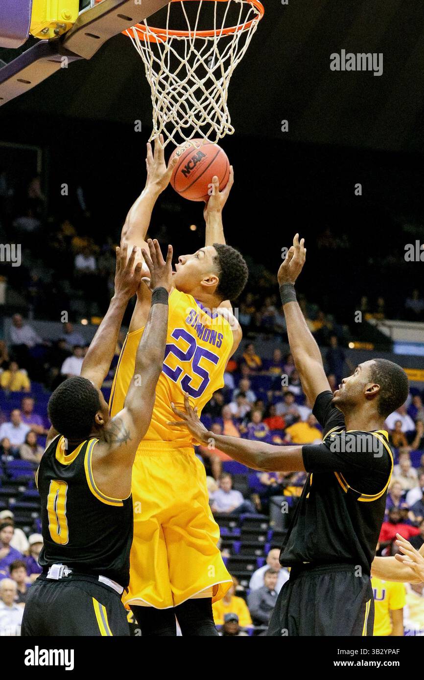 16 novembre 2015 : L'attaquant Ben Simmons (25 ans) des Tigers de la LSU va au panier lors du match de basket-ball de la NCAA entre les Tigers de la LSU et les Owls de l'État de Kennesaw au Pete Maravich Assembly Center à Baton Rouge, EN LOUISIANE. Stephen Lew/CSM(crédit image : © Stephen Lew/CSM via ZUMA Wire) Banque D'Images