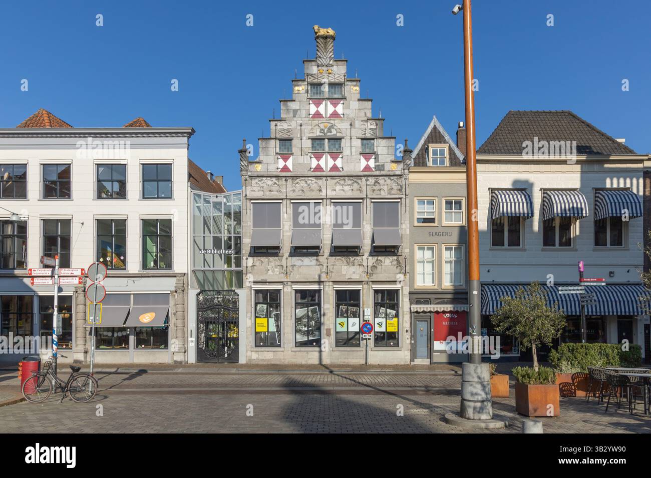 Dordrecht, pays-Bas. 16 mars 2025. Bâtiment historique : 'de Gulden OS' maintenant une bibliothèque. Banque D'Images
