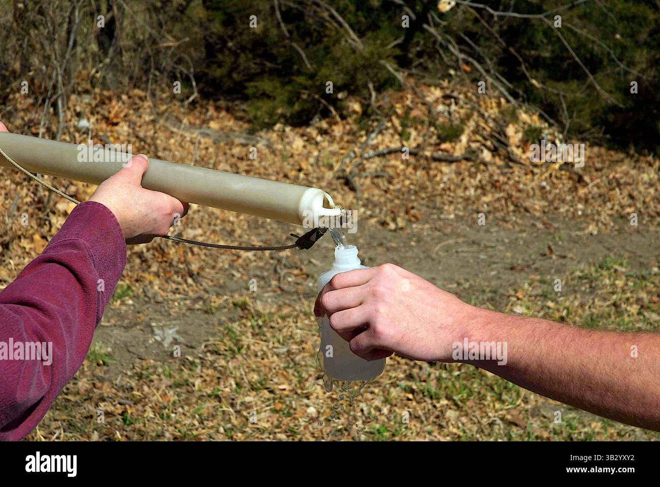Le 27 mars 2014 - Emporia, Kansas, États-Unis d'Amérique - Emporia, Kansas 3-27-2014.Dr Marcia Schlumeister Professeur agrégé de Sciences physiques et Bryce Waggoner un de ses étudiants utilise un Bailer (un outil qui ramène l'eau des puits pour des échantillons) pour prélever un échantillon d'eau d'un puits d'essai sur le terrain de l'Université d'État Emporia pour tester les niveaux de concentration d'azote et de potassium..crédit : Mark Reinstein (crédit image : © Mark Reinstein via ZUMA Wire) Banque D'Images