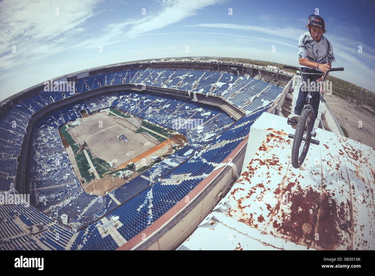 14 mai 2015 - Pontiac, Michigan, États-Unis - Tyler Fernengel effectue un tour de bunnyhop au sommet du stade abandonné Silverdome pendant le Red Bull Revival. (Crédit : Ryan Fudger via ZUMA Wire) Banque D'Images 14 mai 2015 - Pontiac, Michigan, États-Unis - Tyler Fernengel effectue un tour de bunnyhop au sommet du stade abandonné Silverdome pendant le Red Bull Revival. (Crédit : Ryan Fudger via ZUMA Wire) Banque D'Images