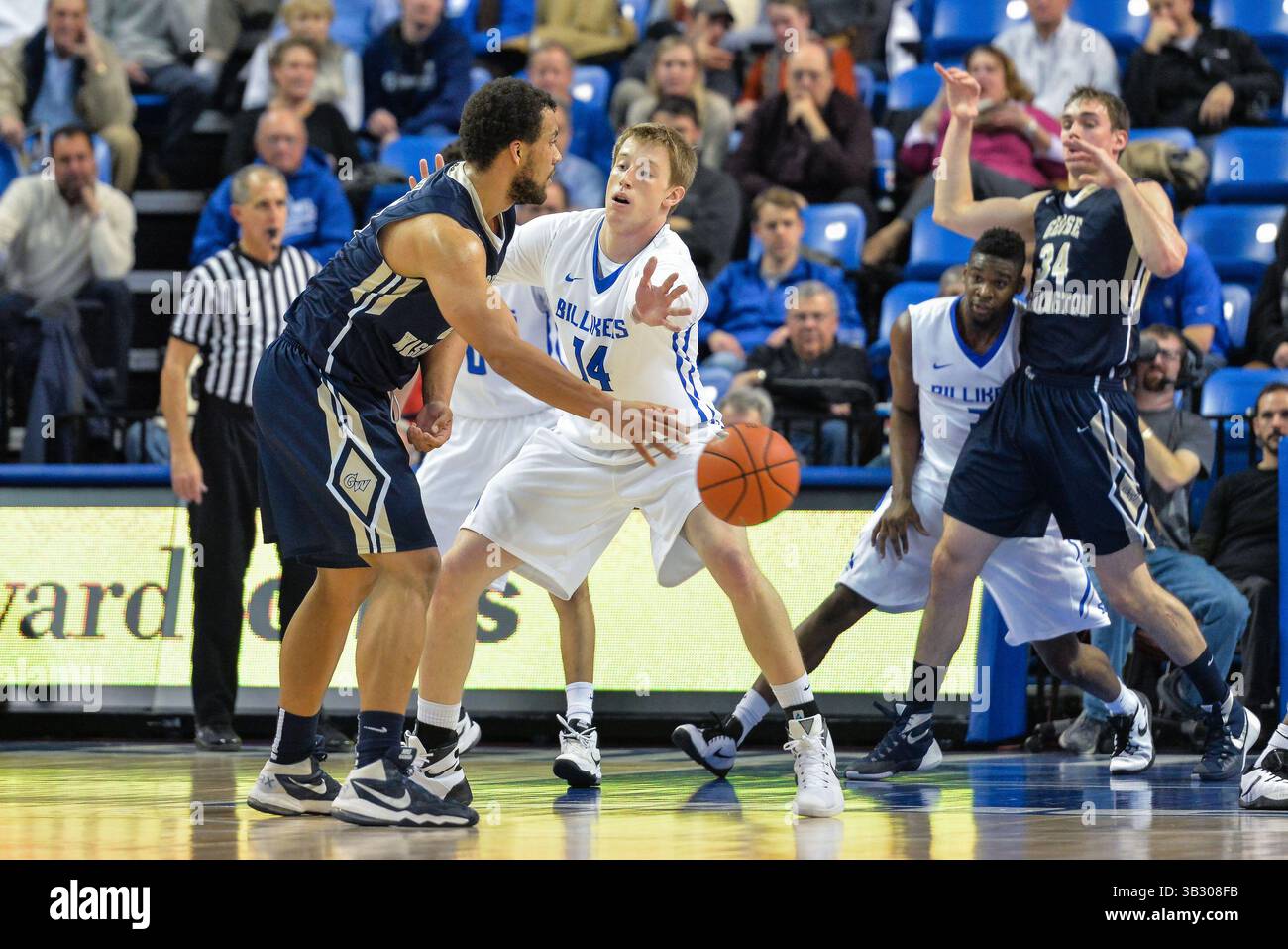 Jan. 6, 2016 - créé Louis, Missouri, U.. S - L'attaquant KEVIN LARSEN (21) de George Washington Colonials utilise une passe de rebond pour faire passer le ballon devant la défense de l'attaquant BRETT JOLLY (14) de l'Université Saint Louis Billikens lors d'un match de conférence entre les Billikens de Saint Louis et les Colonials de George Washington où Saint Louis bat George Washington 65-62 , tenu à la Chaifetz Arena de Louis, MO (crédit image : © Richard Ulreich via ZUMA Wire). Banque D'Images