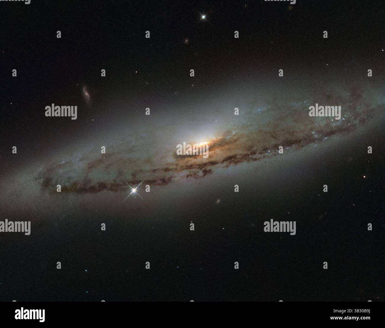 Jan 8, 2016 - espace - une image du télescope spatial Hubble de la NASA/ESA capture la galaxie spirale NGC 4845, située à plus de 65 millions d'années-lumière dans la constellation de la Vierge. L'orientation de la galaxie révèle clairement une structure spiralée frappante : un disque plat et moucheté de poussière entourant un renflement galactique brillant. Le centre lumineux de NGC 4845 accueille une version gigantesque d'un trou noir, connu sous le nom de trou noir supermassif. (Crédit image : © ESA/Hubble/NASA/ZUMAPRESS.com) Banque D'Images