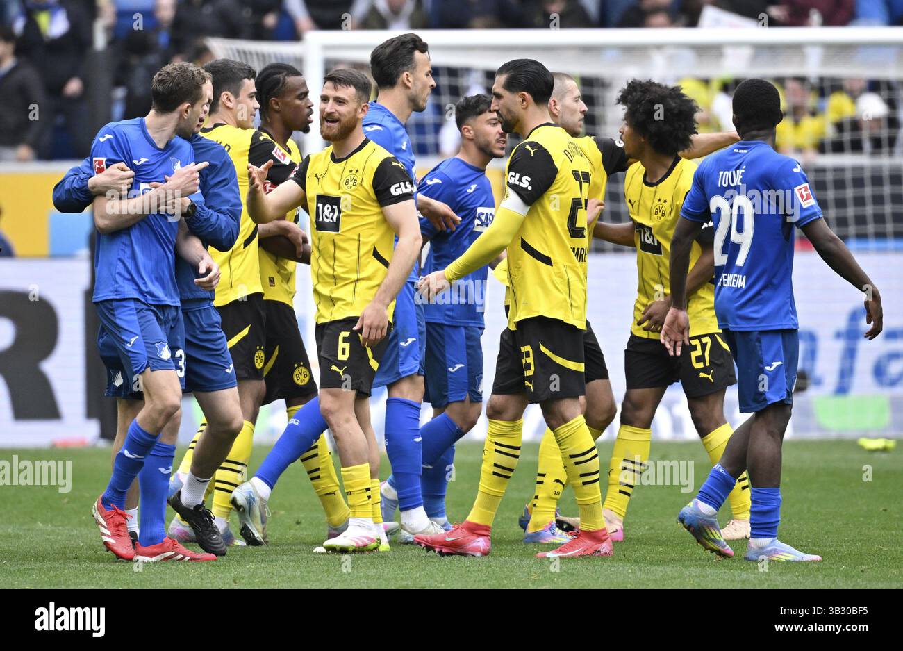 Scuffle, Arthur Chaves TSG 1899 Hoffenheim (35) et Salih Oezcan Borussia Dortmund BVB (06) Clash, PreZero Arena, Sinsheim, Bade-Wuerttemberg, allemand Banque D'Images