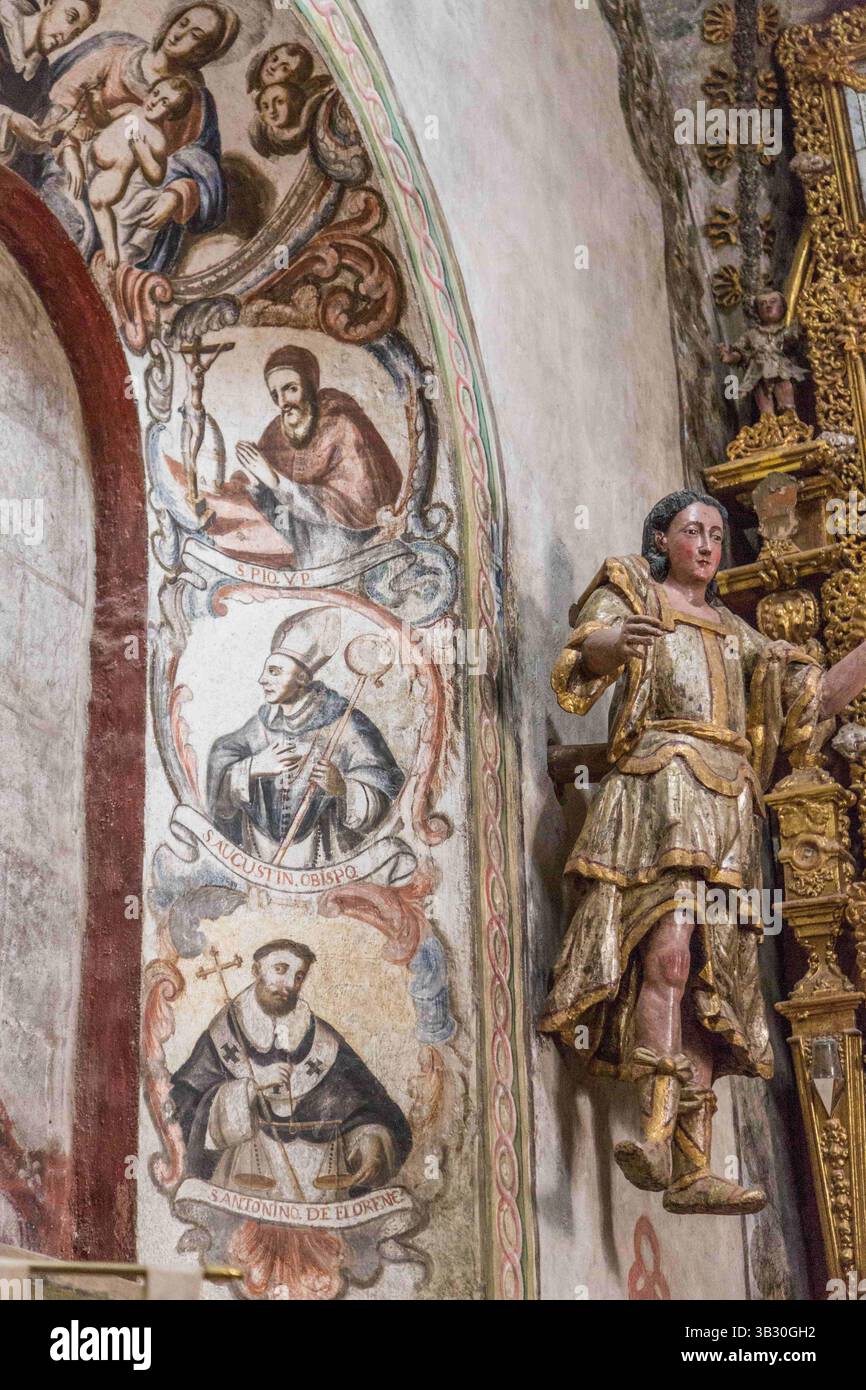 3 janvier 2016 - Atotonilco, Guanajuato, Mexique - peintures murales baroques folkloriques mexicaines peintes sur le plafond et les murs du Sanctuaire d'Atotonilco, un important sanctuaire catholique à Atotonilco, Mexique. Les peintures ont été réalisées par Antonio Martinez de Pocasangre et Jose Maria Barajas sur une période de trente ans et est connue sous le nom de Chapelle Sixtine du Mexique. (Crédit image : © Richard Ellis via ZUMA Wire) Banque D'Images