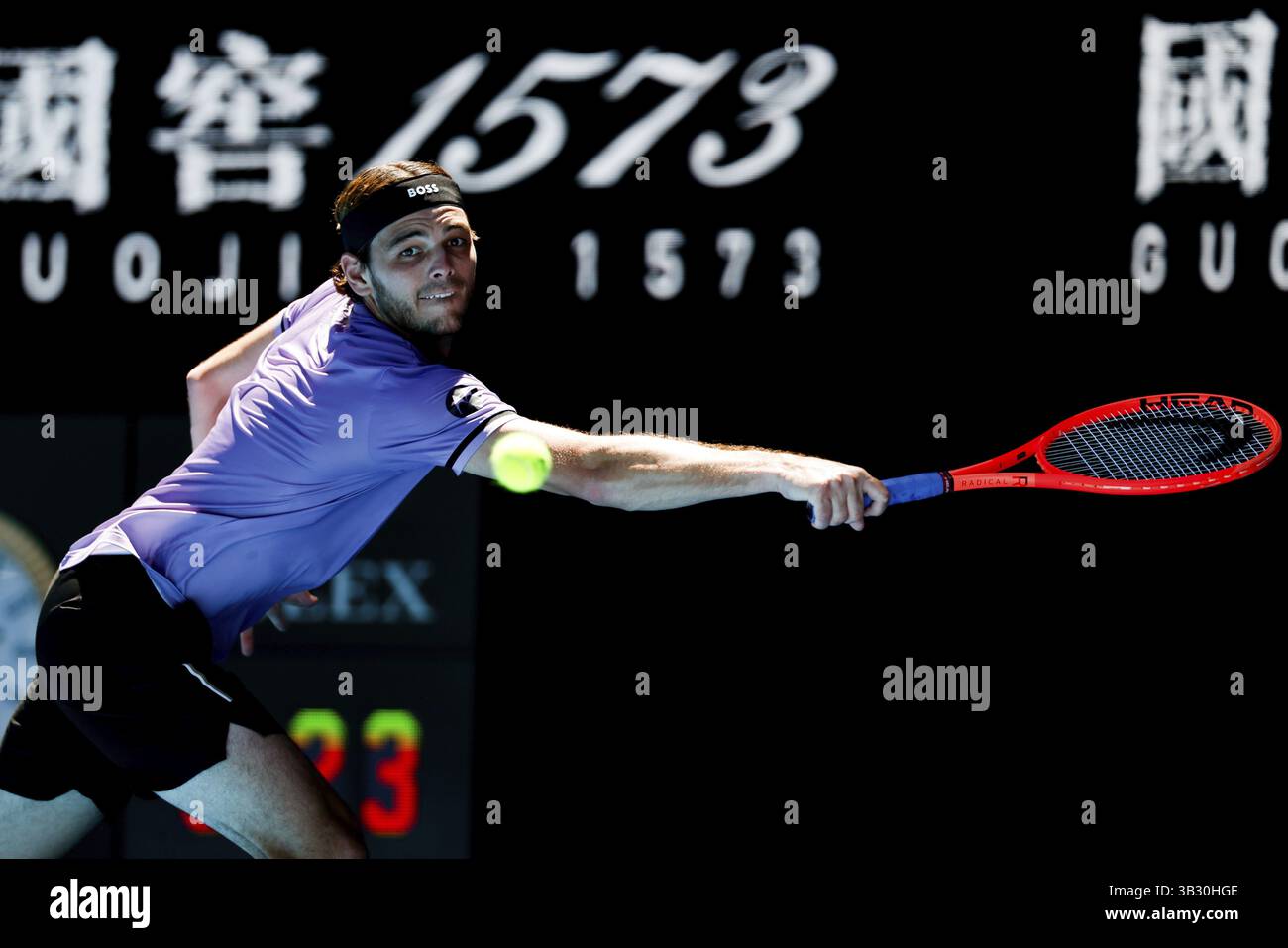 MELBOURNE, AUSTRALIE - 18 JANVIER : Taylor Fritz, des États-Unis, frappe un revers en jouant contre Gael Monfils, de France, au septième jour de l'Australi 2025 Banque D'Images