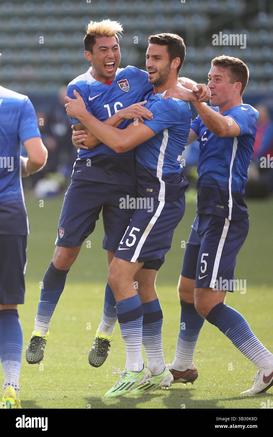 31 janvier 2016 : le #16 Lee Nguyen et le #15 Steve Birnaum célèbrent la victoire de Birnbaum en tête de la deuxième mi-temps sur l'Islande dans le match entre l'Islande et les États-Unis, Stub Hub Center à Carson, CA. Photographe : Peter Joneleit/Cal Sport Media(crédit image : © Peter Joneleit/CSM via ZUMA Wire) Banque D'Images