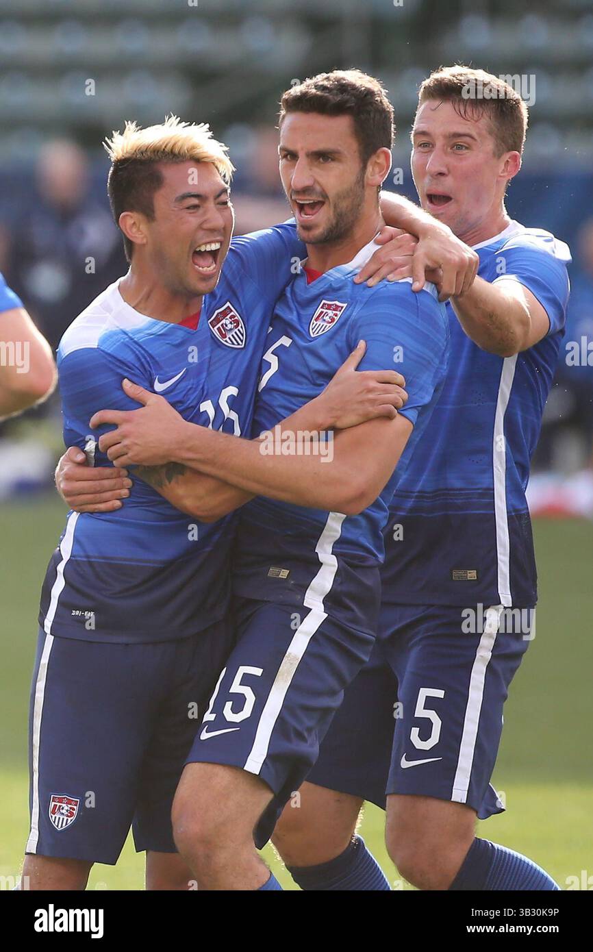 31 janvier 2016 : #16 Lee Nguyen, Matt Besler #5 et #15 Steve Birnaum célèbrent la victoire de Birnbaum en tête de la deuxième mi-temps sur l'Islande dans le match entre l'Islande et les États-Unis, Stub Hub Center à Carson, CA. Photographe : Peter Joneleit/Cal Sport Media(crédit image : © Peter Joneleit/CSM via ZUMA Wire) Banque D'Images