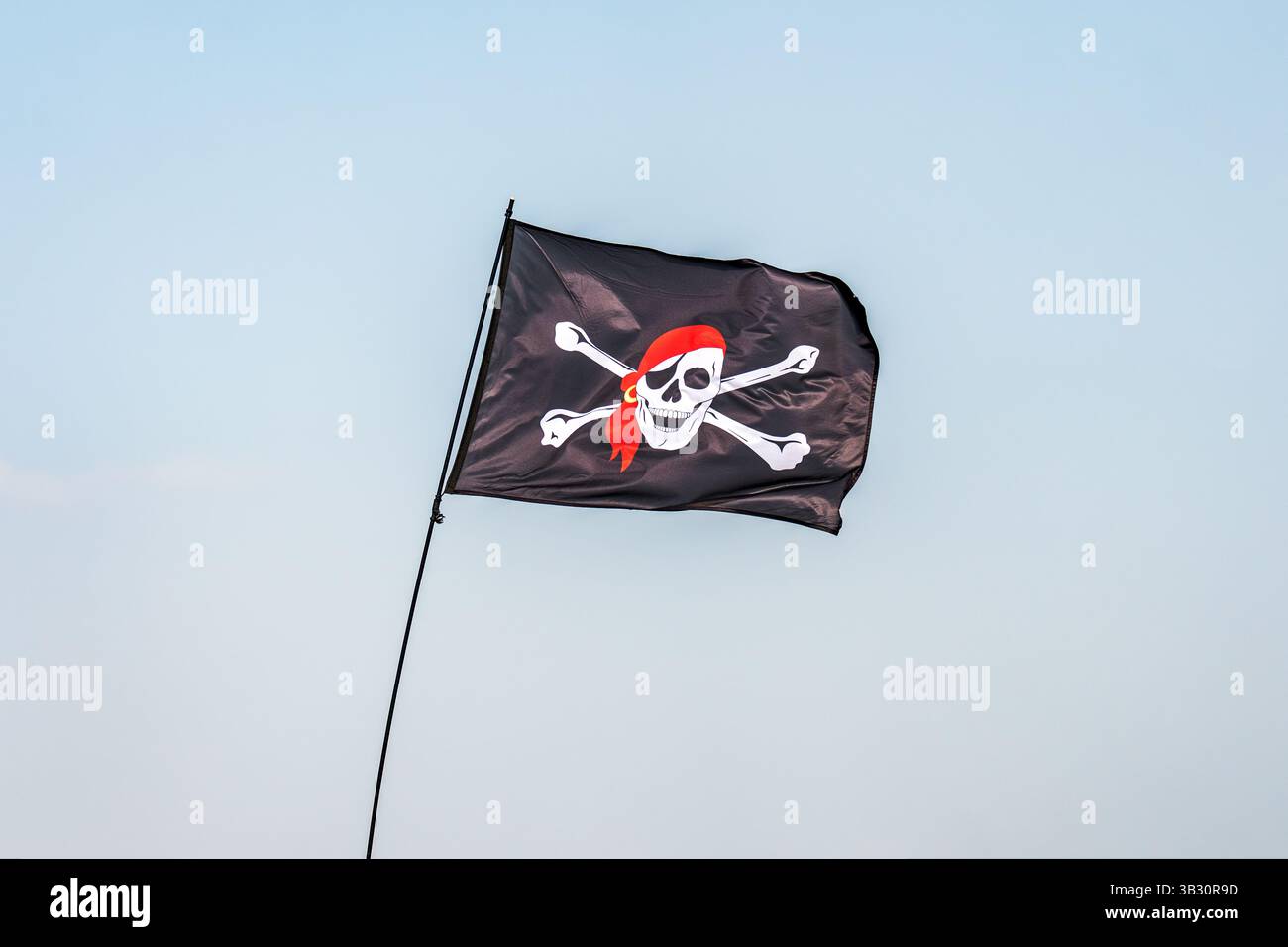 Doha, Qatar, 31 janvier 2025 : drapeau pirate agitant sur fond bleu. Banque D'Images