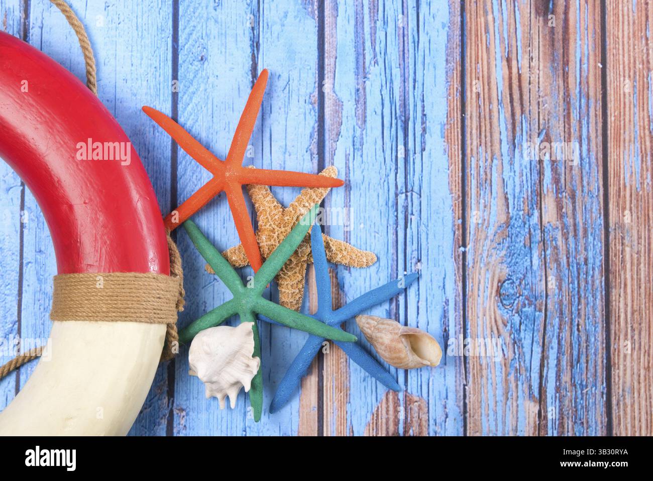 L'affiche de la plage sur fond de bois avec des étoiles de mer et bouée Banque D'Images