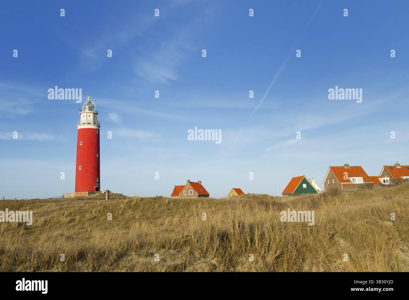 Phare rouge sur l'île néerlandaise Texel Banque D'Images