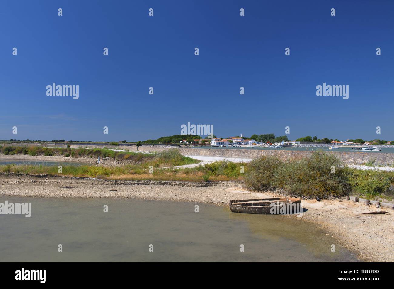Ile de Ré paysage avec village Loix et lac salé avec bateau Banque D'Images