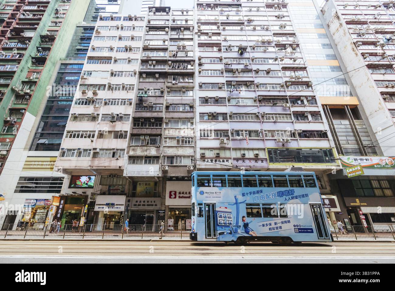 HONG KONG, CHINE - SEPTEMBRE 29 2024 : paysage de rue avec des routes très fréquentées et des tramways à Wan Chai sur l'île de Hong Kong à Hong Kong Chine Banque D'Images