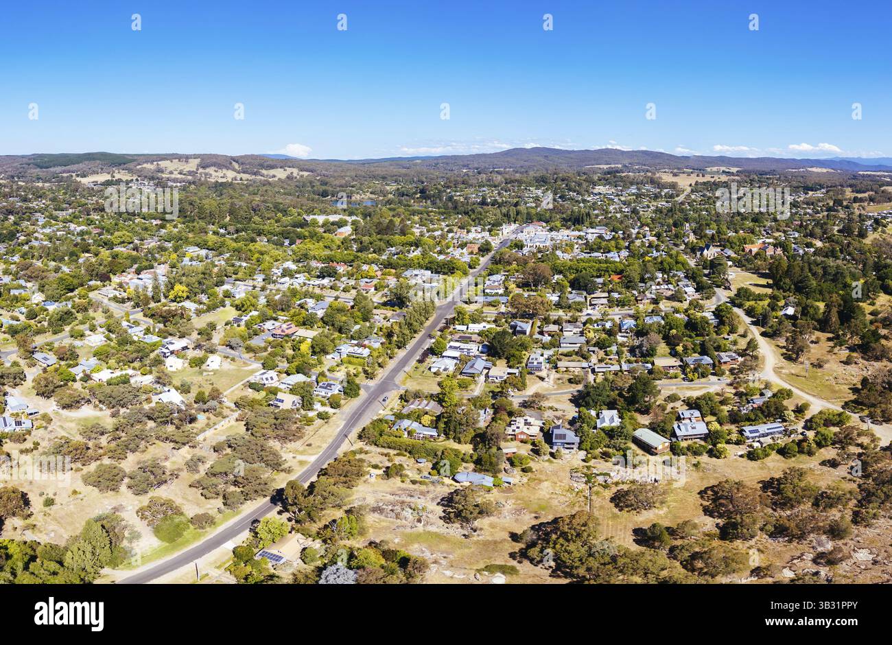 BEECHWORTH, AUSTRALIE - 1er janvier 2025 : vue aérienne du centre-ville historique de Beechworth par une chaude journée d'été à Victoria, Australie, le 1er janvier Banque D'Images