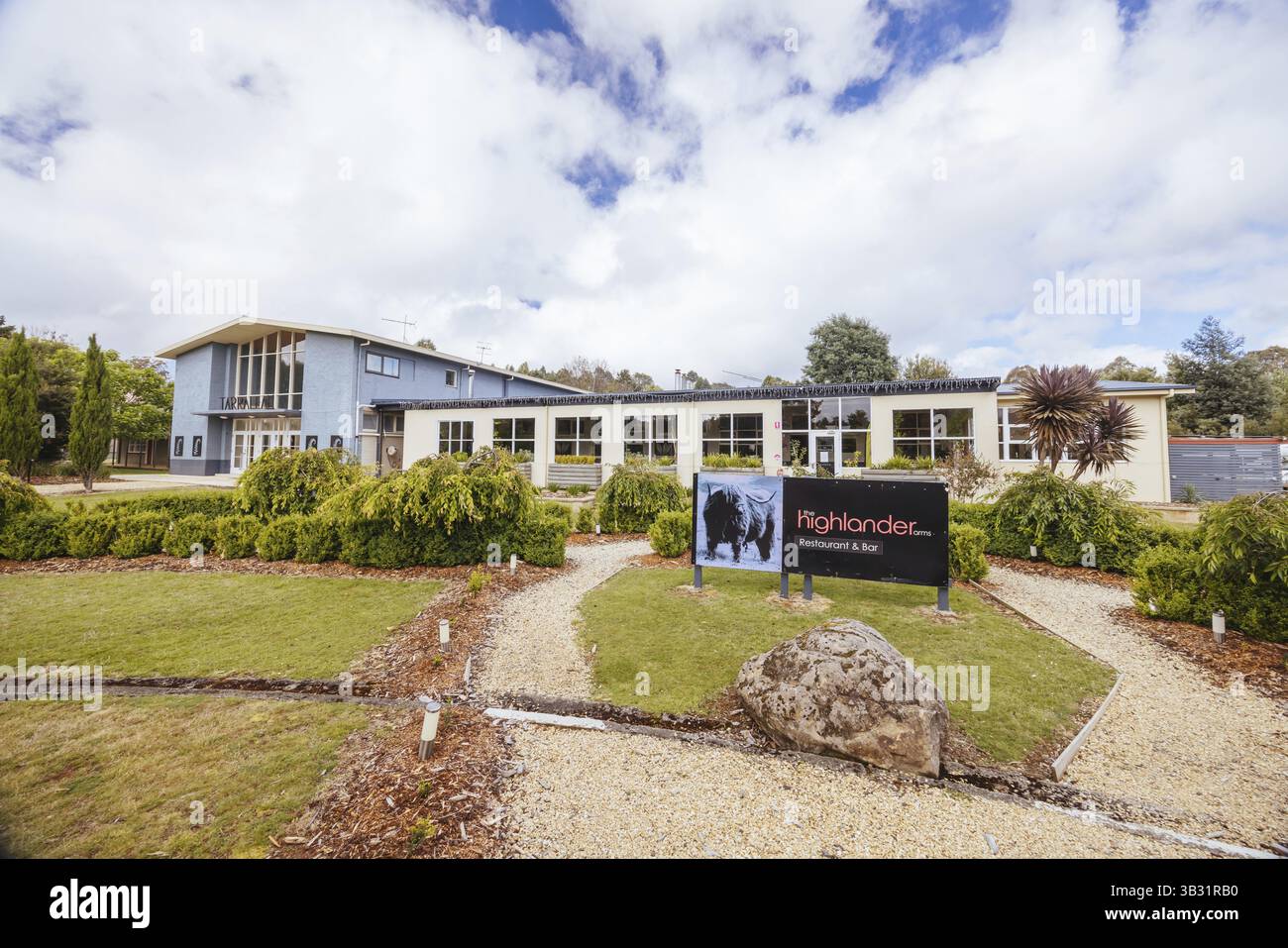 TARRALEAH, AUSTRALIE - 9 FÉVRIER 2025 : le domaine de Tarraleah et divers bâtiments et logements pour la centrale électrique dans le centre de Tasmanie Austr Banque D'Images