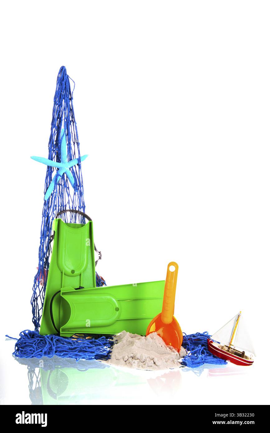 Filet de pêche avec jouets et poissons étoiles à la plage Banque D'Images