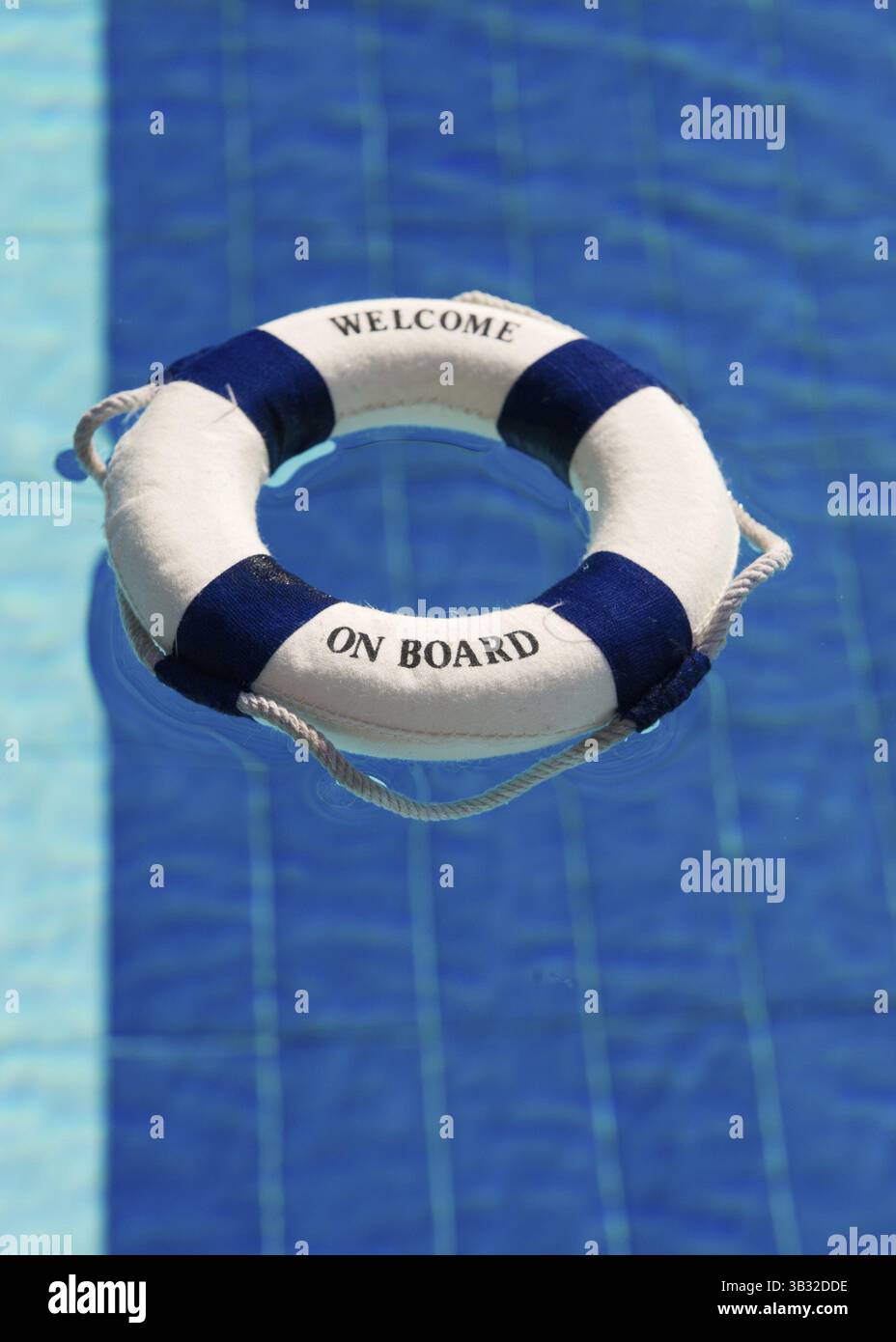 Bienvenue à bord avec bouée in swimming pool Banque D'Images