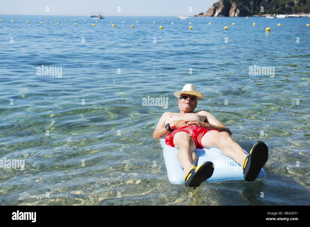 Libre de jouer avec lit gonflable flottant dans la mer Banque D'Images