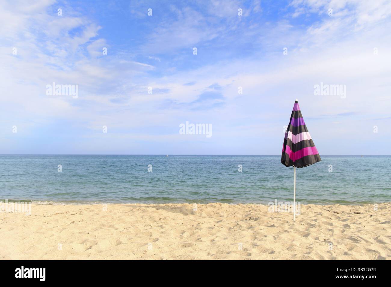 Locations avec de l'ombre à la plage avec parasol Banque D'Images