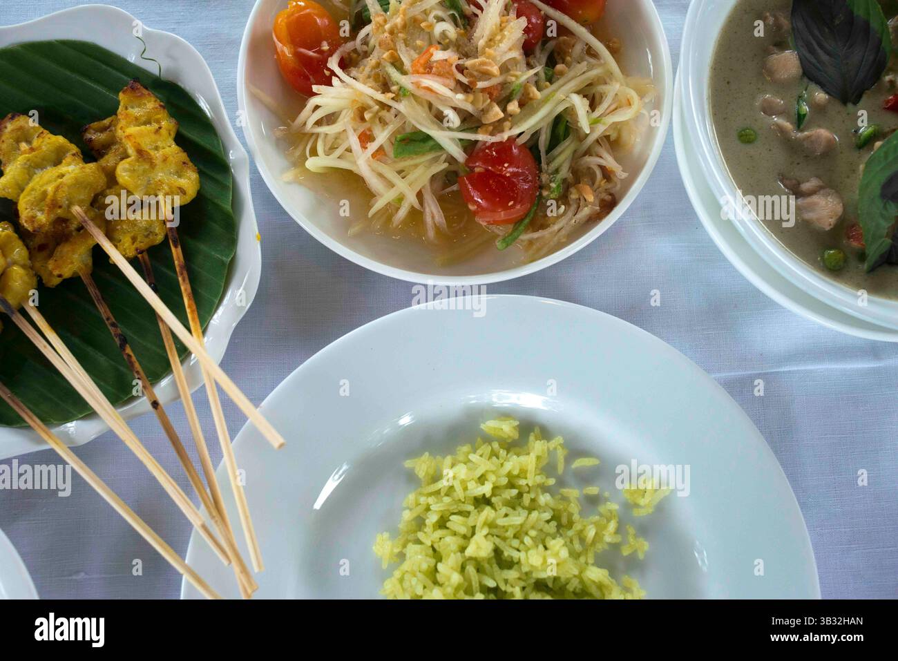 4 décembre 2015 - Bangkok, Thaïlande - plats célèbres de Thaïlande, Bangkok. Khang Keaw Wan Gai, restez. Plat de salade de papaye thaïlandaise également connu sous le nom de Som Tam. École de cuisine thaïlandaise Amita. Bangkok. Thaïlande. La classe de cuisine thaïlandaise Amita est située dans le paysage de la rivière Chao Phraya, sur la rive des artères d'eau qui traversent la vieille ville de Bangkok. Le nom Amita est un mot sanskrit qui signifie littéralement éternelle ou éternité. Nous vous accueillons avec la culture thaïlandaise reflétée dans les détails complexes de l'architecture, les délicieux fruits frais des arbres dans le jardin, la simplicité du Li thaïlandais Banque D'Images
