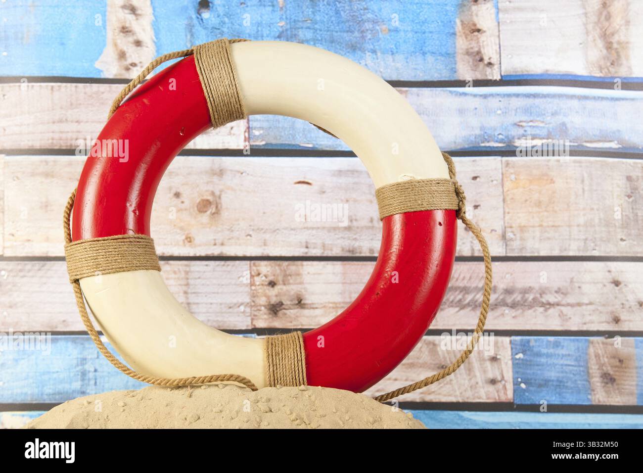 Bouée de sauvetage à la plage dans le sable Banque D'Images
