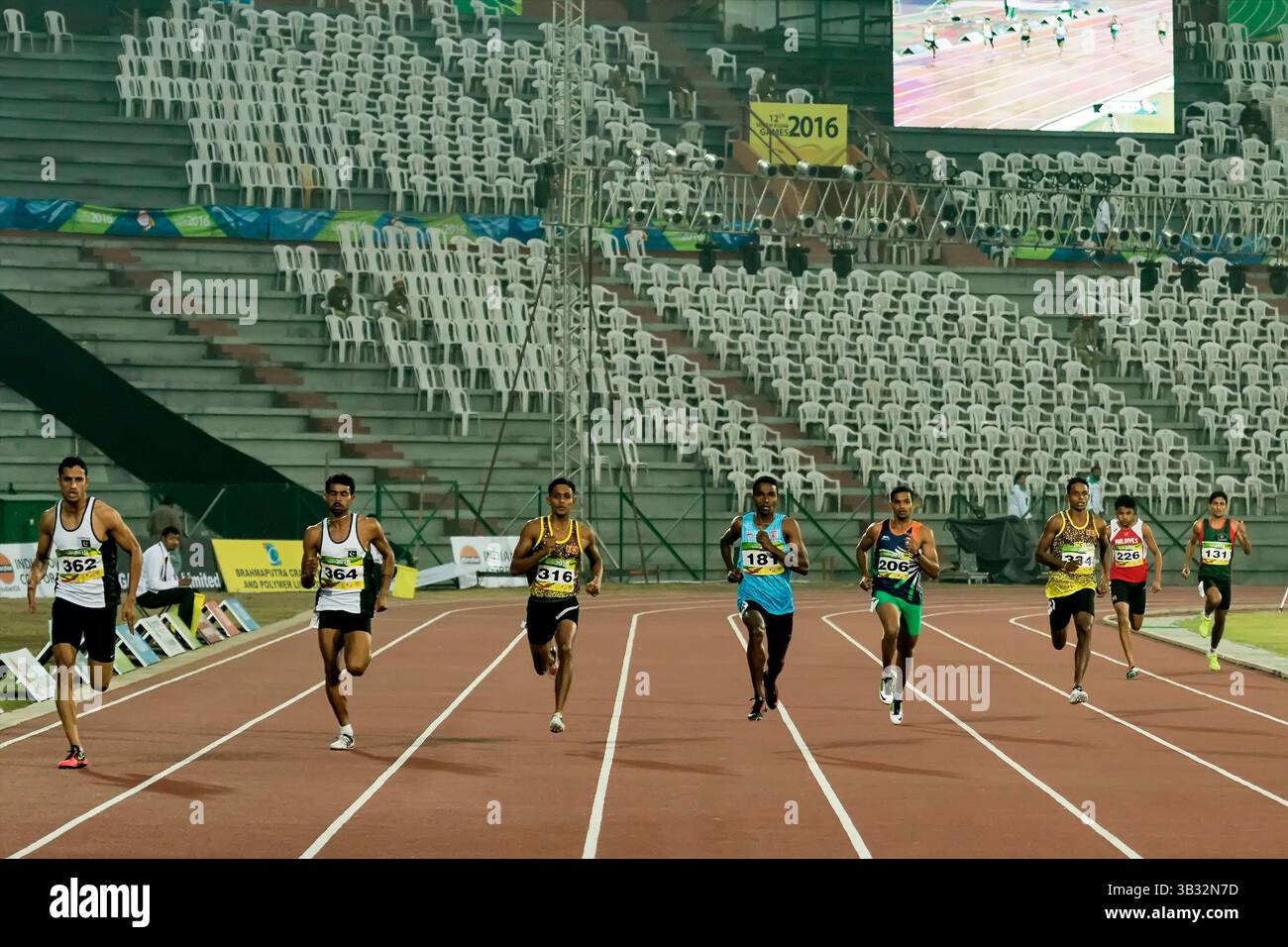 Fév 10, 2016 - Guwahati, Assam, Inde - course masculine de 400m aux 12es Jeux d'Asie du Sud. Arokya RAJIV, de l'Inde, a remporté la médaille d'or (4ème à partir de la gauche) , KUNHI MOHAMED (5ème à partir de la gauche), de l'Inde, a remporté la médaille d'argent et S.M. DILIP RUWAN (3ème à partir de la gauche), de Srilanka, a remporté la médaille de bronze dans cette épreuve. (Crédit image : © Vikramjit Kakati/ZUMA Wire/ZUMAPRESS.com) Banque D'Images