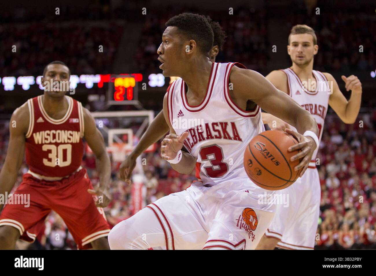 10 février 2016 : les Cornhuskers du Nebraska gardent Andrew White #3 en action lors du match de basket-ball de la NCAA entre les Cornhuskers du Nebraska et les Badgers du Wisconsin au Kohl Center à Madison, WISCONSIN. Le Wisconsin bat le Nebraska 72-61. John Fisher/CSM(image de crédit : © John Fisher/CSM via ZUMA Wire) Banque D'Images