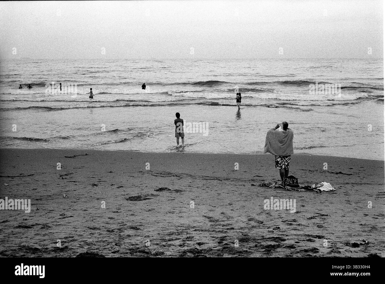 Jan 4, 2016 - South Beach, KwaZulu-Natal, Afrique du Sud - une dépanneuse et sa famille viennent à Durban pour leurs vacances en famille. South Beach est une partie de la ville de Durban sans interruption la plus longue étendue de plage de sable. La ville de Durban est sur la côte est de l'Afrique du Sud et les gens ici sont lavés avec de l'eaux chaudes de l'Océan Indien. Au nord de cette étendue de sable sont des plages avec la société hang out cafe. Au sud il y a une jetée avec le quartier haut Moyo's Restaurant à elle est la fin et l'uShaka Marine World et le secteur complexe de la mer et surf clubs de la vesces B Banque D'Images