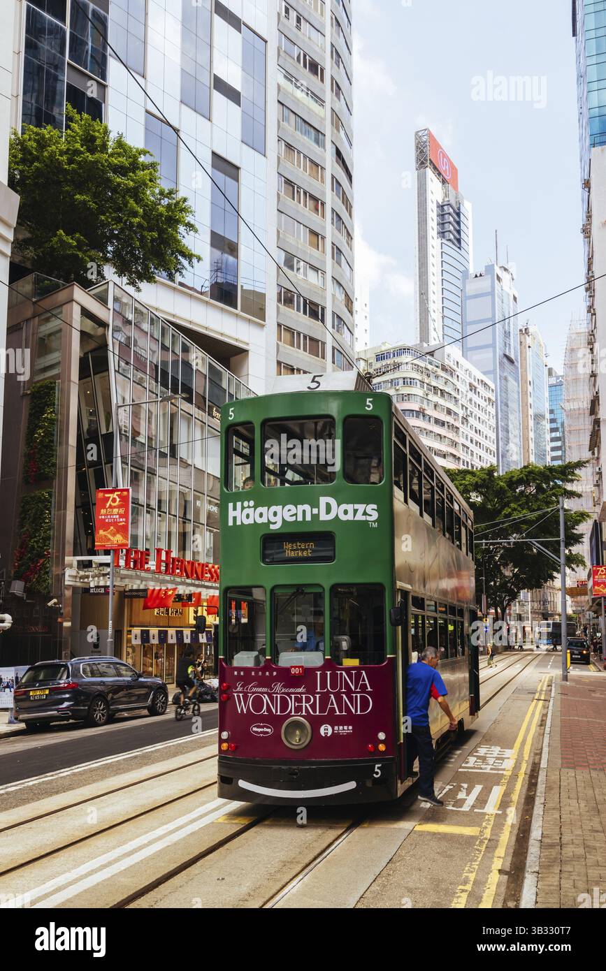 HONG KONG, CHINE - SEPTEMBRE 29 2024 : paysage de rue avec des routes très fréquentées et des tramways à Wan Chai sur l'île de Hong Kong à Hong Kong Chine Banque D'Images