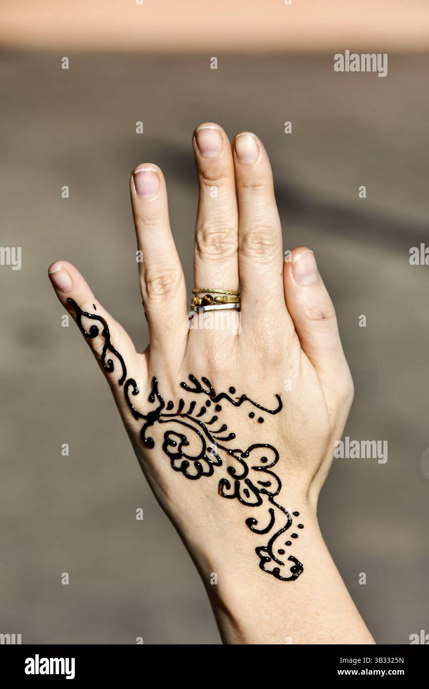 Tatou henné et main avec bague, photo comme fond Banque D'Images