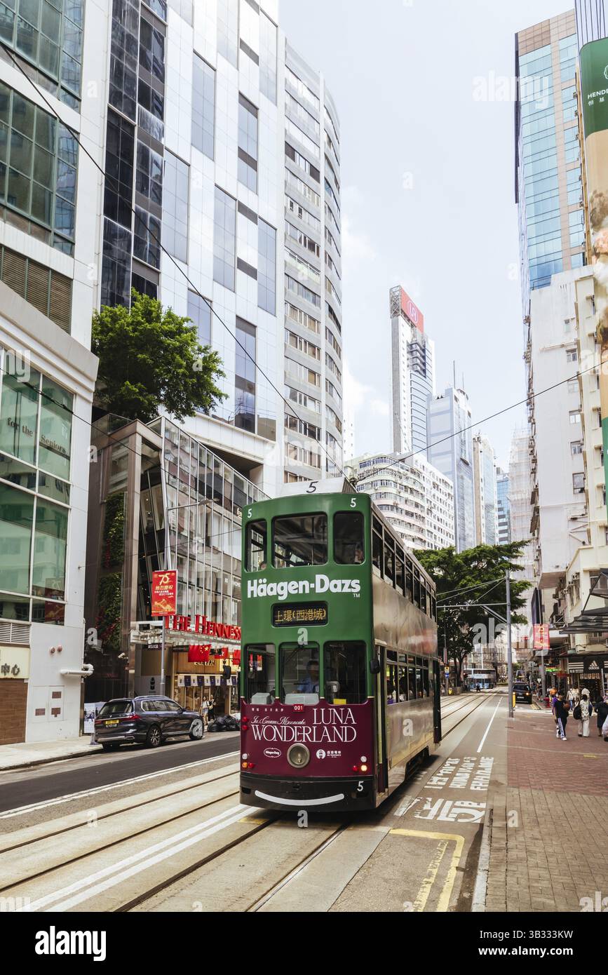 HONG KONG, CHINE - SEPTEMBRE 29 2024 : paysage de rue avec des routes très fréquentées et des tramways à Wan Chai sur l'île de Hong Kong à Hong Kong Chine Banque D'Images