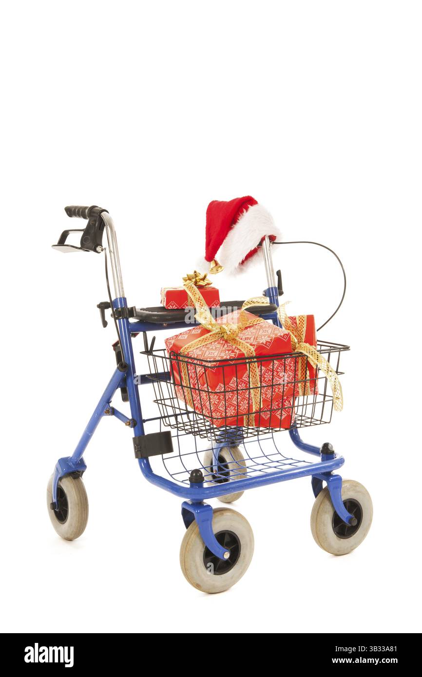 Marcheur bleu avec des cadeaux de Noël et chapeau de Père Noël isolé sur fond blanc Banque D'Images
