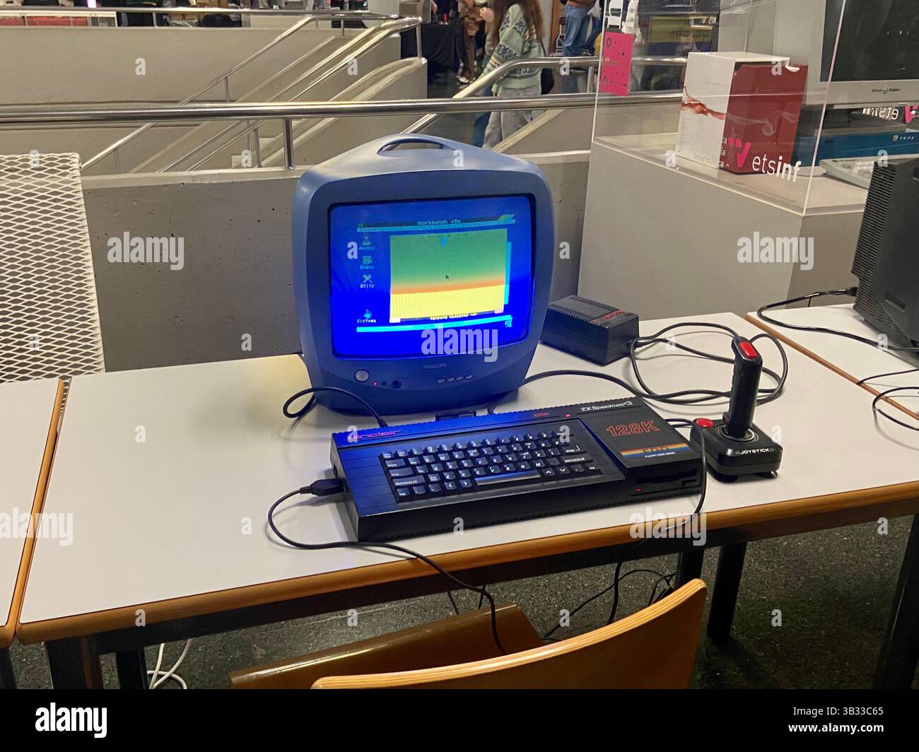 Valencia, Espagne - 12 avril 2025 : ordinateur rétro Sinclair ZX Spectrum 128K avec écran CRT et joystick classique sur le bureau Banque D'Images