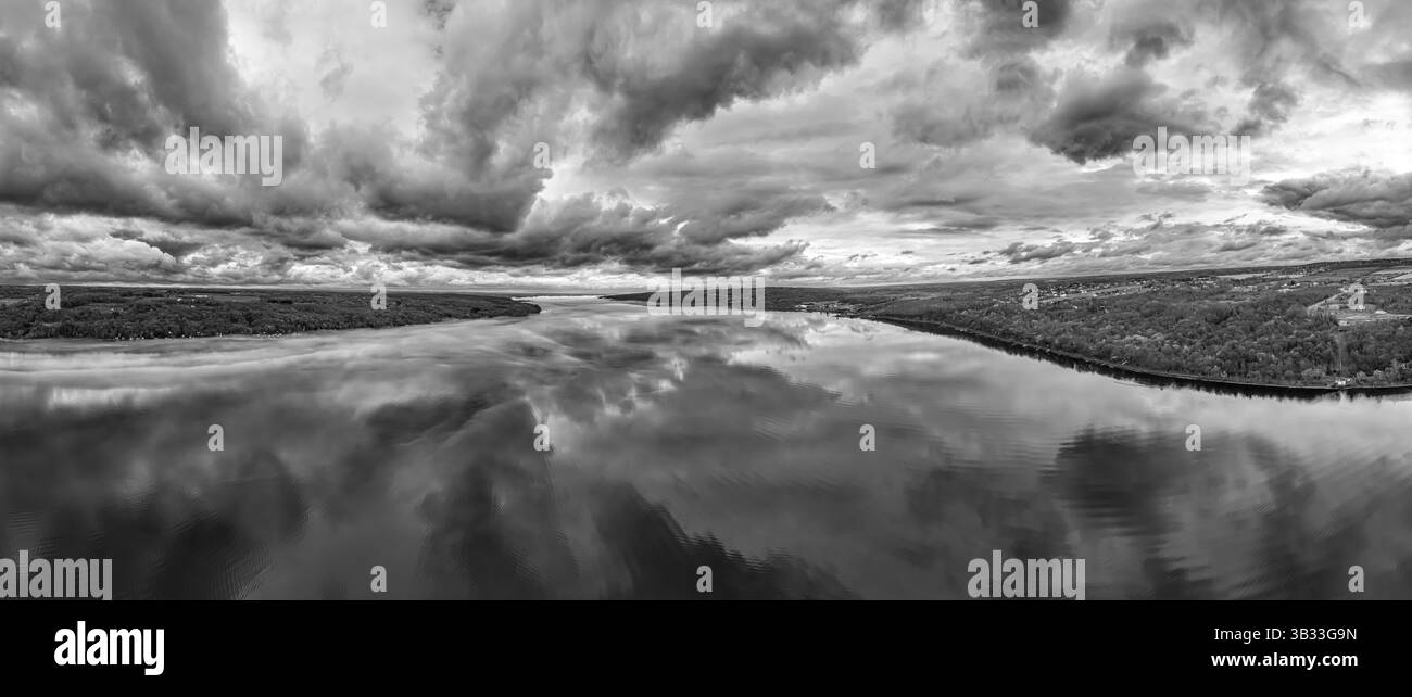 Panorama aérien noir et blanc, drone, photo au-dessus du lac Cayuga, Lansing, NY, près d'Ithaca, un matin couvert. Nuages réfléchissant sur l'eau calme. Banque D'Images