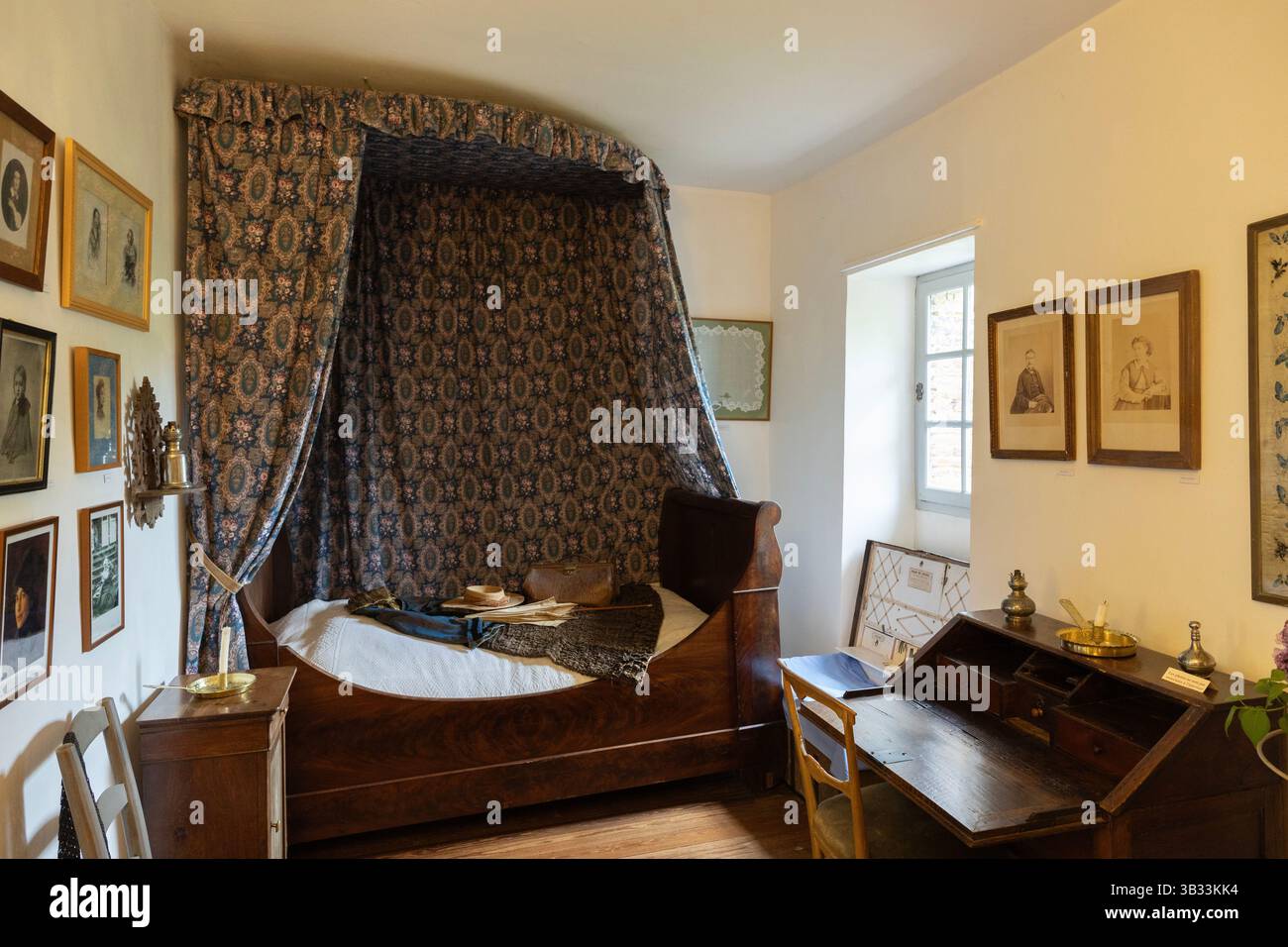 La chambre occupée par le romancier français du XIXème siècle George Sand dans sa deuxième maison à Gargilesse, France avec son bureau. Banque D'Images