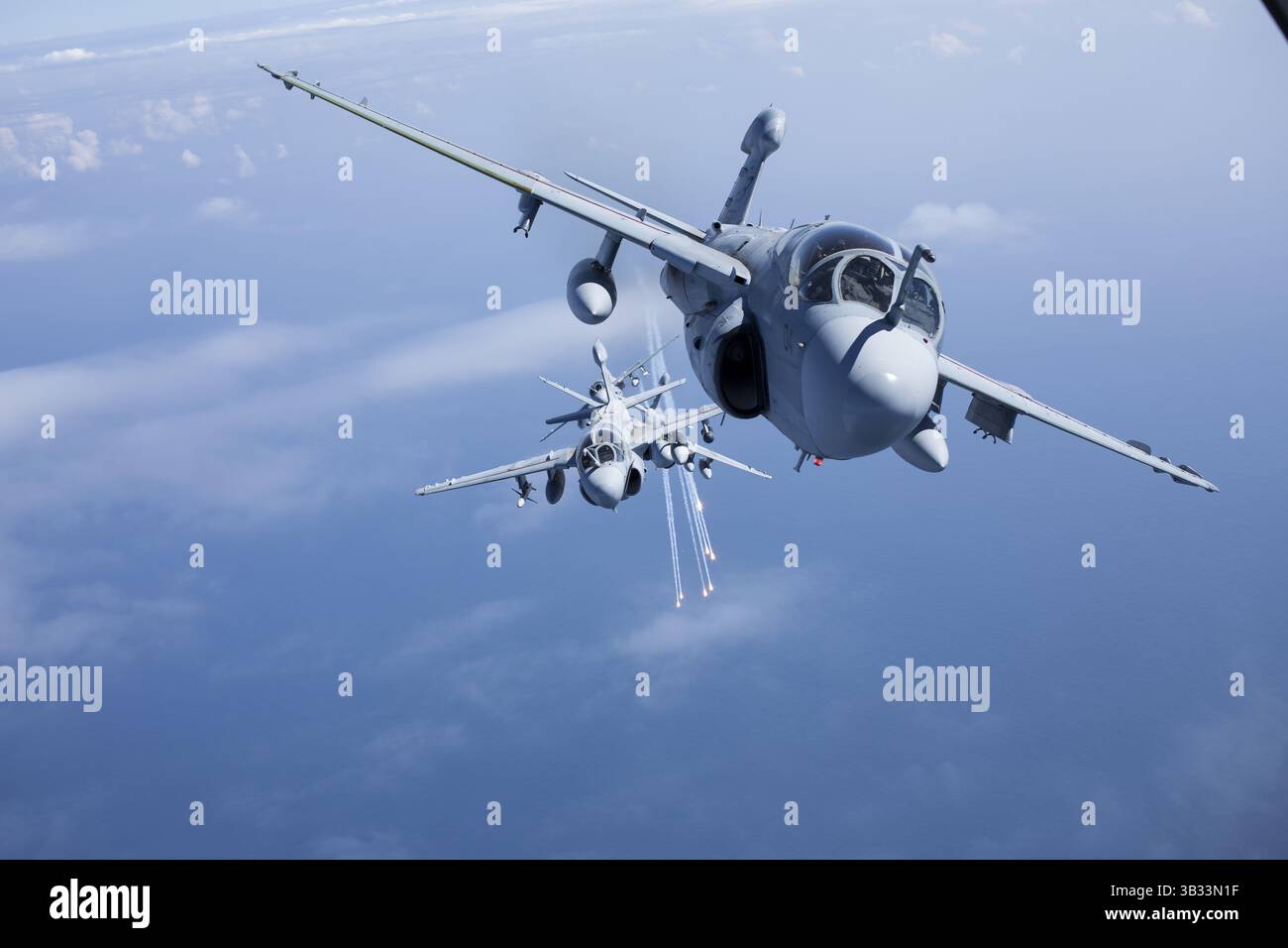 1er mars 2016 - Cherry point, NC, États-Unis d'Amérique - Un avion d'attaque électronique EA-6B Prowler du corps des Marines des États-Unis tire des fusées éclairantes alors qu'ils volent en formation pendant les opérations du 1er mars 2016 près de Cherry point, Caroline du Nord. (Crédit image : © Cpl. Jodson B. graves/Planet Pix via ZUMA Wire) Banque D'Images