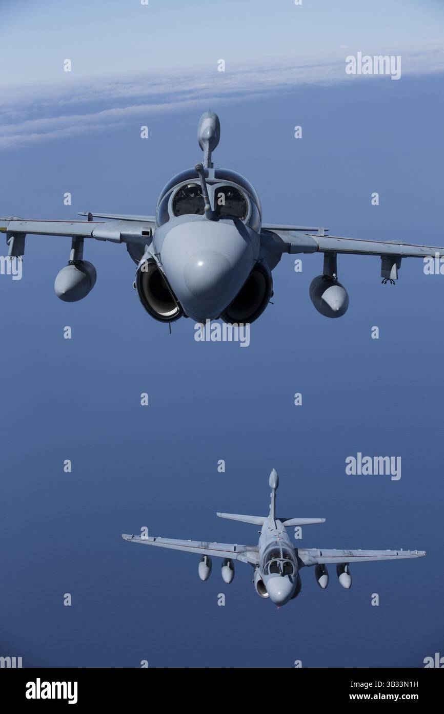 1er mars 2016 - Cherry point, NC, États-Unis d'Amérique - Un avion d'attaque électronique EA-6B Prowler du corps des Marines des États-Unis vole en formation pendant le ravitaillement aérien le 1er mars 2016 près de Cherry point, Caroline du Nord. (Crédit image : © Cpl. Jodson B. graves/Planet Pix via ZUMA Wire) Banque D'Images