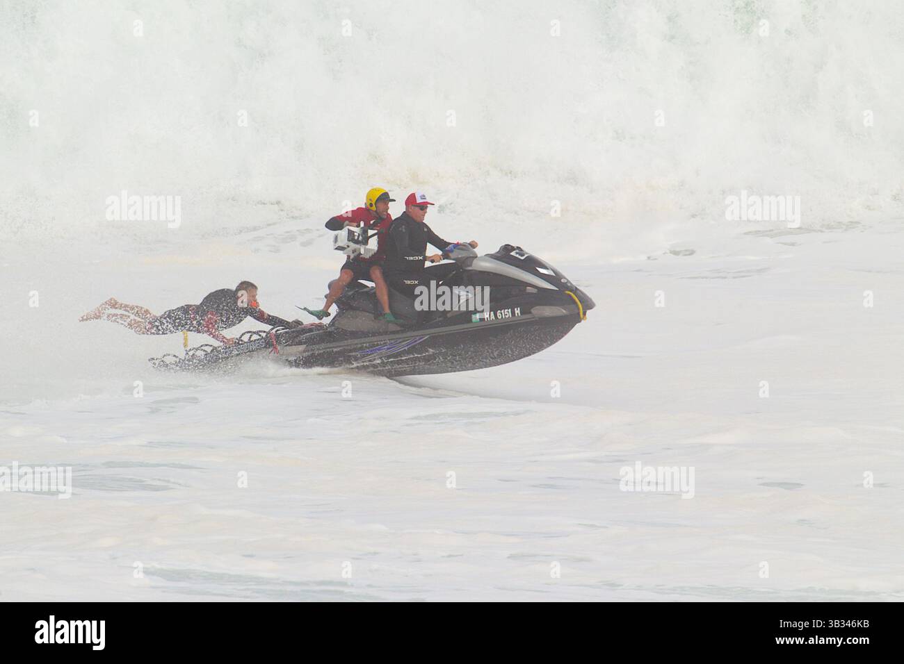 25 février 2016 - la patrouille de l'eau est occupée au travail pendant l'action à l'Eddie Aikau Big Wave Invitational 2016 présenté par Quicksilver à Waimea Bay à Haleiwa, HI(crédit image : © Glenn Yoza/CSM via ZUMA Wire) Banque D'Images